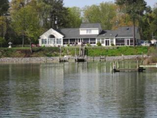 205 Otter Cv, Deltaville, VA 23043-2271