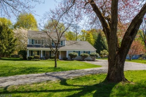 16 Lime Rock Ln, Califon, NJ 07830-4365