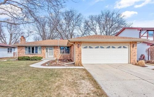 345 Canyon Trl, Carol Stream, IL 60188-1328