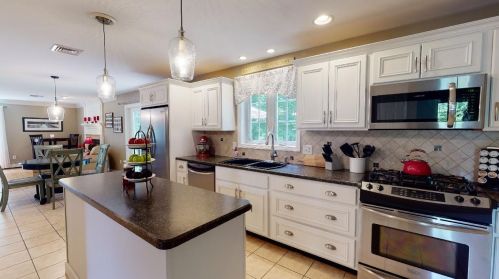 8 Genuine Dr, Sandown, NH 03873-2649