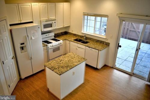 2427 Dew Meadow Ct, Herndon VA  20171-3079 exterior