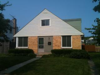8151 Laramie Ave, Skokie, IL 60077-2422