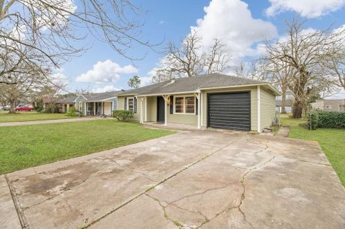 1108 Chevy Chase Dr, Angleton, TX 77515-3506