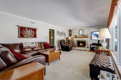 900 Catherine Ave, Burr Ridge, IL 60525
