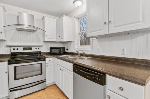 21 Niblick Cir, Coventry, RI 02816-5786