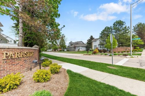 542 Parkside Dr, Palatine IL  60067-9025 exterior