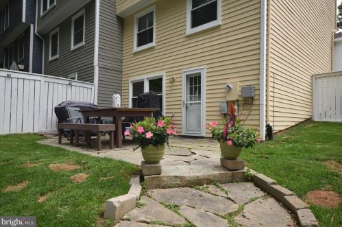 1630 Poplar Grove Dr, Herndon VA  20194-1738 exterior