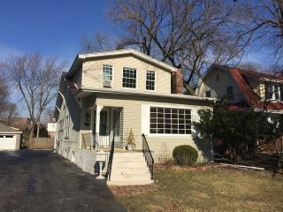 176 Parkview Rd, North Riverside, IL 60546-2405