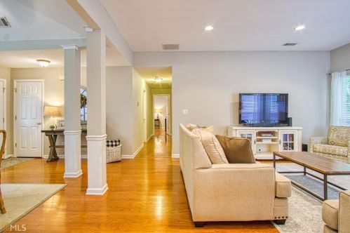 129 Oakwood Trl, Mcdonough, GA 30252-8014