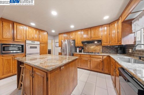 17453 Via Valencia, San Lorenzo, CA 94580-3335