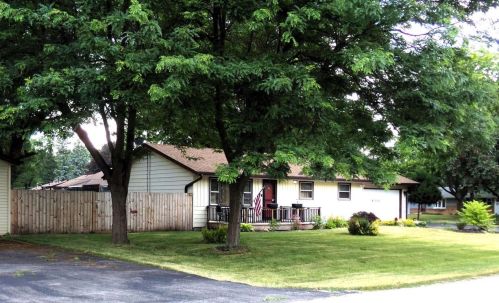 8310 Bobolink Dr, Rockford, IL 61115-2615