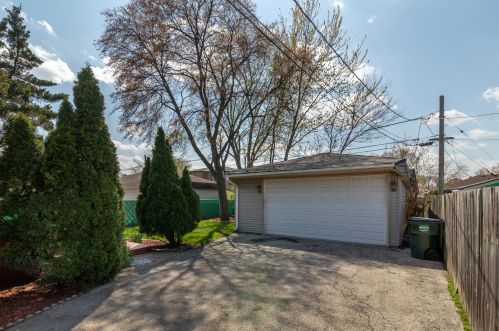 8316 Elmore St, Niles IL 60714-1943 exterior