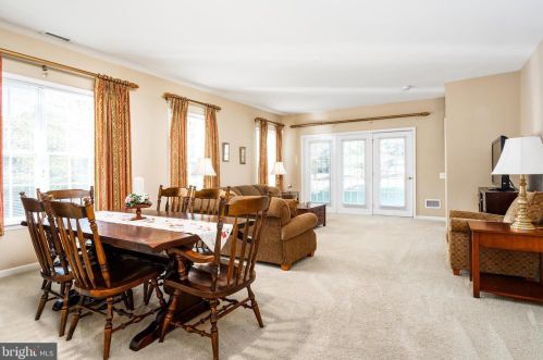 25 Sparrow Dr, Trenton NJ 08690-2464 exterior