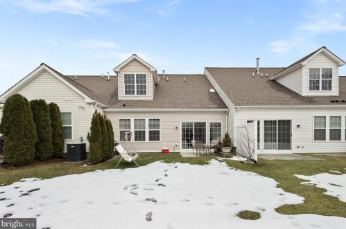 225 Sparrow Dr, Trenton NJ 08690-2464 exterior