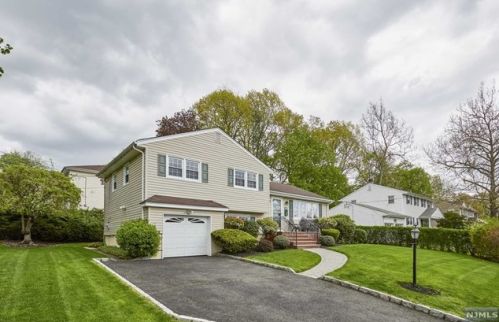 382 Leonard Dr, N Milford, NJ 07646-1004