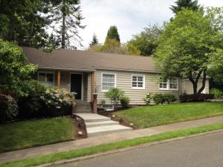 1035 Moss St, Portland, OR 97219-4535