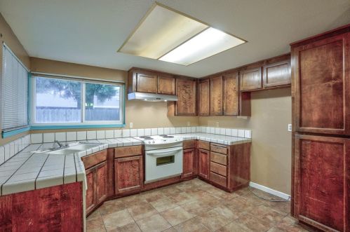 725 Bennington Ave, Turlock CA 95382-0306 exterior