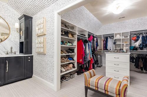 6470 Long Is Dr, Atlanta GA  30328-3043 exterior