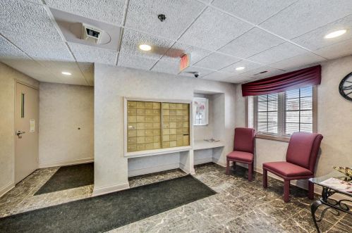 7071 Touhy Ave, Niles, IL 60714-5306