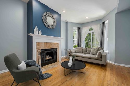 3743 Wilton Ave, Chicago, IL 60613-3968