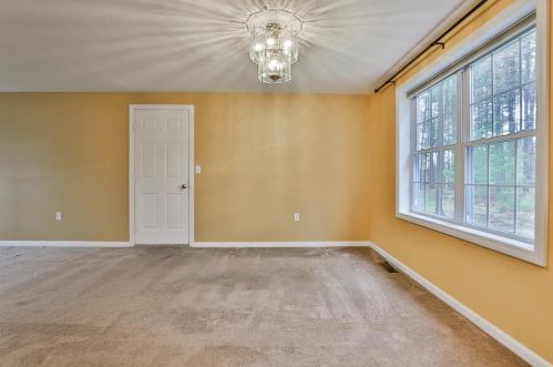 38 Scottsdale Dr, Hudson NH  03051-3750 exterior