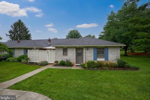 185 Valleybrook Dr, Lancaster PA  17601-4620 exterior