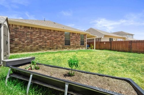 201 Desert Primrose Dr, Austin TX  78748-4031 exterior