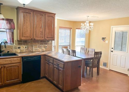 11 Rushing Oak Ct, Huntsville, TX 77320-3074