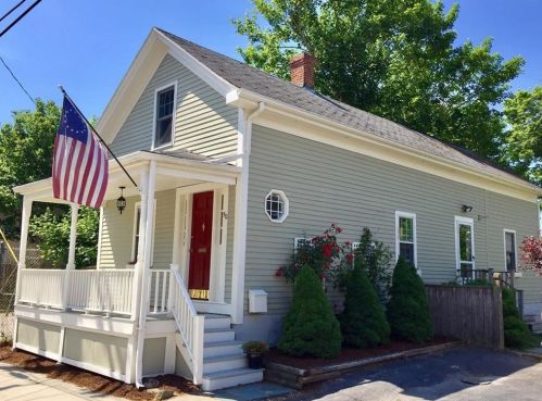 50 Kingston Ave, Middletown, RI 02840-2073