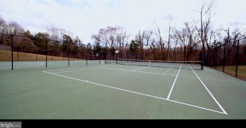9733 Lakepointe Dr, Springfield VA  22015-1881 exterior