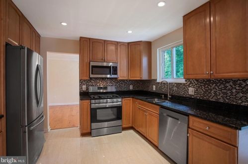 6812 Landor Ln, Springfield VA  22152-3333 exterior