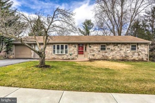 878 Maple St, Ephrata, PA 17522-2129