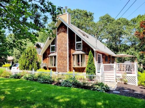 20 Hickory Ln, Westerly, RI 02891-1321
