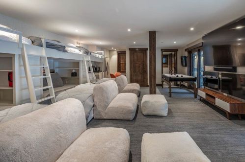 8208 Valhalla Dr, Truckee CA  96161-4296 exterior