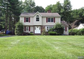 278 Dunkerhook Rd, Paramus, NJ 07652-1503