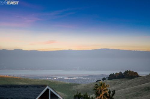 28034 El Portal Dr, Hayward, CA 94542-2512
