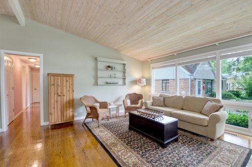 503 Briarhill Ln, Glenview, IL 60025-4943