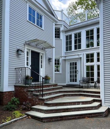 84 Indian Harbor Dr, Greenwich CT  06830-7148 exterior