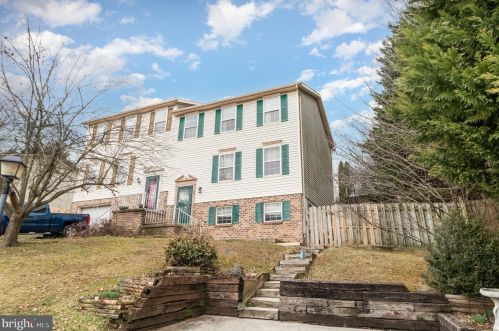 201 Breezewood Dr, Hanover, PA 17331-9361