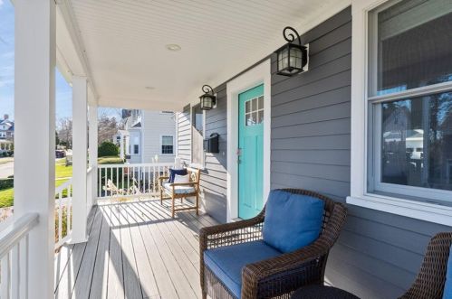 233 Gibbs Ave, Middletown, RI 02840-2816