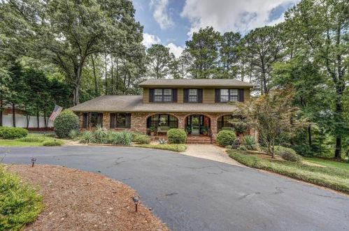 6215 Crestview Dr, Porterdale, GA 30014-3256