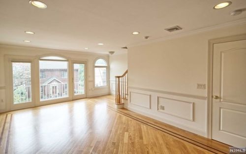 696 Undercliff Ave, Edgewater NJ  07020-1454 exterior