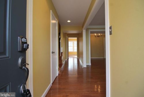 8072 Sleepy View Ln, Springfield VA  22153-2920 exterior