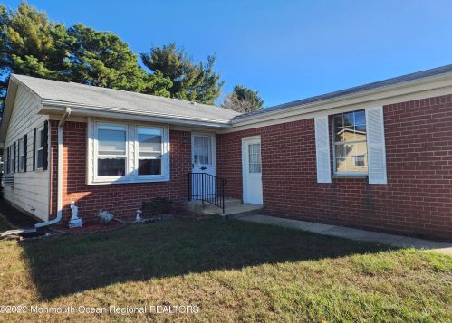 24 Hudson Pkwy, Lakehurst, NJ 08759-1765