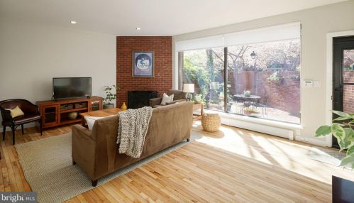 302 3rd St, Philadelphia, PA 19106-1101