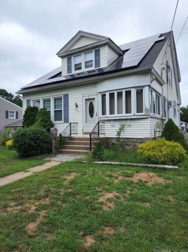 437 Pearl Lake Rd, Waterbury, CT 06706-2541