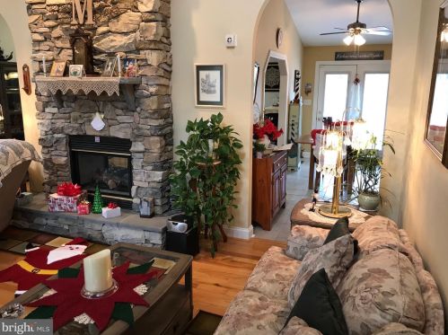 1095 Reunion Corner Rd, Gerrardstown, WV 25420-4091