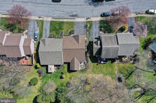 30 Mill Pond Dr, Lancaster PA  17603-7411 exterior