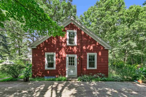 3 Grove St, Derry, NH 03038-2109