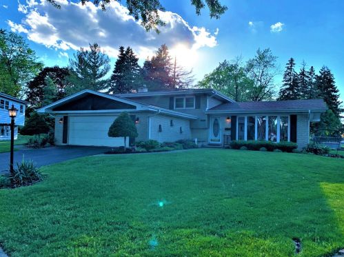 884 Heritage Dr, Addison, IL 60101-3115